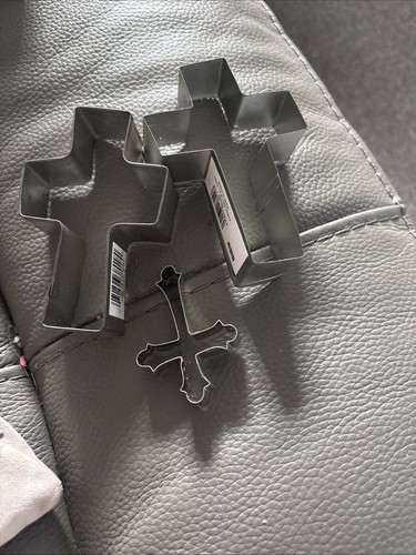 Mixture cross cake cutters - of,